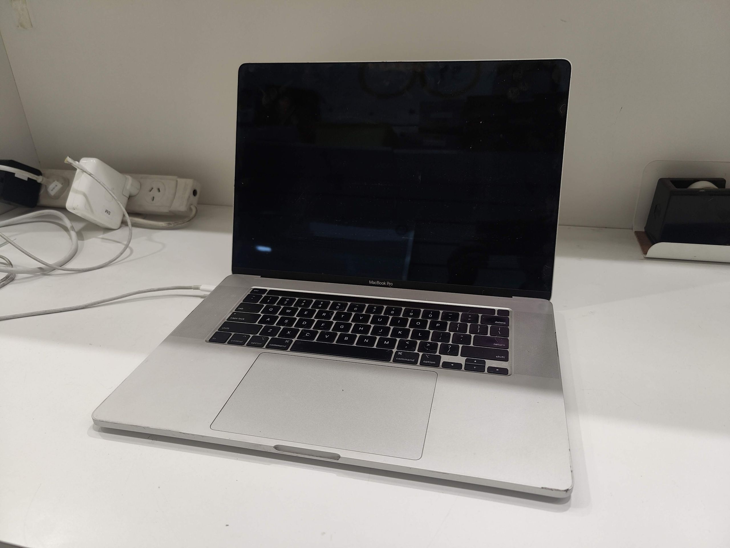 Apple MacBook Pro 16" laptop Screen Problem